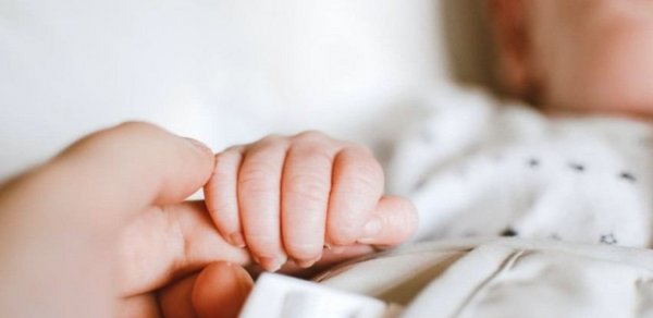 Bir yaşlı körpə anasının qucağından yerə düşərək öldü