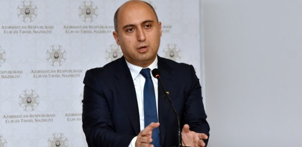"Şagirdlərin əksəriyyətində oxuyub-anlama problemi var" - Emin Əmrullayev