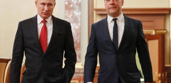 Putin Medvedevi təltif etdi