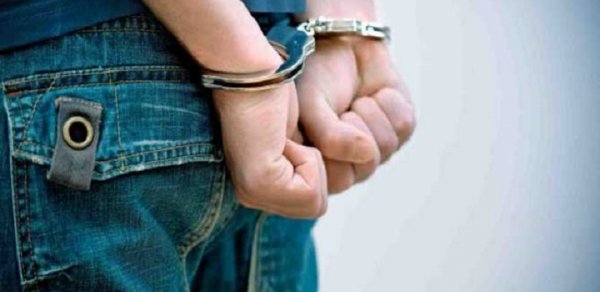 Polis Bakıda mağazaları talayan şəxsi saxladı
