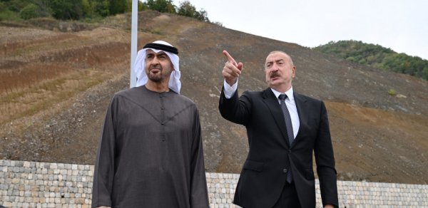 Azərbaycan və BƏƏ prezidentləri Şuşanın Daşaltı kəndinin fonunda şəkil çəkdiriblər - FOTOLAR