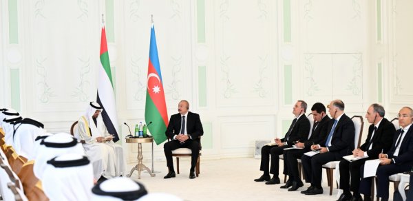 Azərbaycan və BƏƏ prezidentlərinin geniş tərkibdə görüşü olub, sənədlər mübadilə edilib