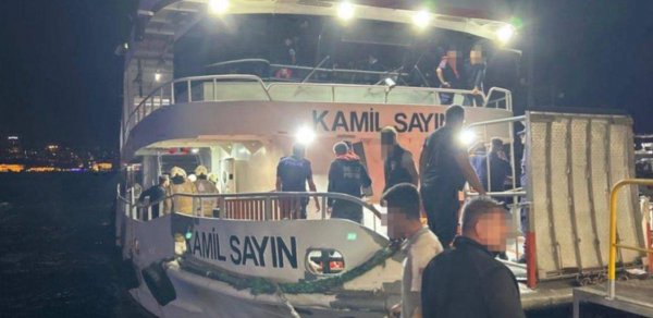 İstanbulda sərnişin bərəsi gəmi ilə toqquşdu - Xəsarət alanlar var