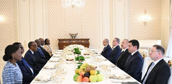 Əliyevin Ruanda Prezidenti ilə nahar əsnasında geniş tərkibdə görüşü olub