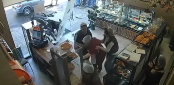 İnək şirniyyat mağazasına hücum çəkdi - Yaralı var+Video