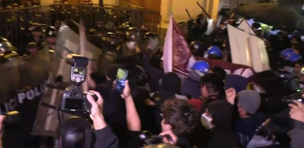 Peruda etirazçılarla polis arasında toqquşma baş verib