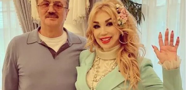 61 yaşlı müğənni 25 il sonra qızının atasına ərə gedib - FOTO