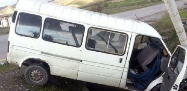 Müəllimləri daşıyan mikroavtobus aşdı - 20 yaralı var