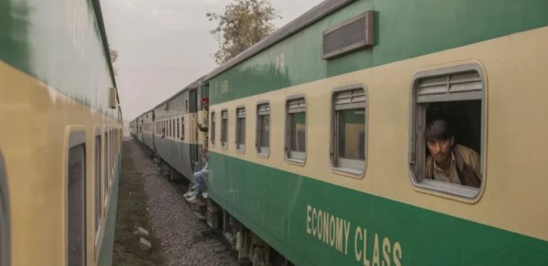 Pakistanda sərnişin qatarına hücum: Çoxlu yaralı var