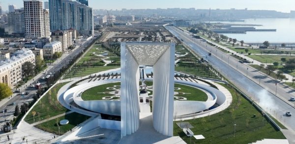 Dövlət və hökumət rəsmiləri Zəfər parkını ziyarət edib
