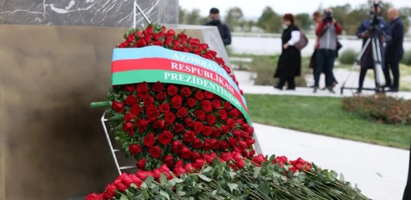 İlham Əliyev Zəfər parkına əklil göndərib