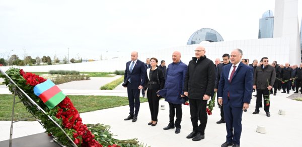 Rəsmilər Zəfər abidəsini ziyarət edir - FOTOLAR