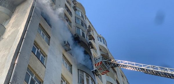 Bakıda binada yanğın olub, 5 nəfər təxliyə edilib