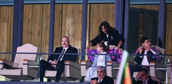 Mehriban Əliyevadan üşüyən uşağa ana nəvazişi - FOTOLAR