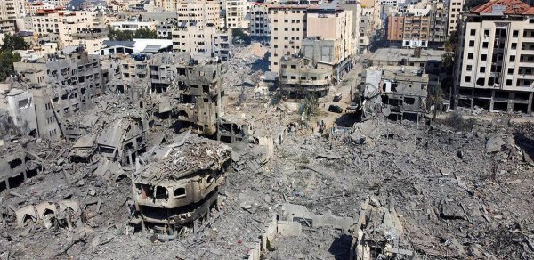 ÜST: Qəzzada heç bir xəstəxana tam fəaliyyət göstərmir