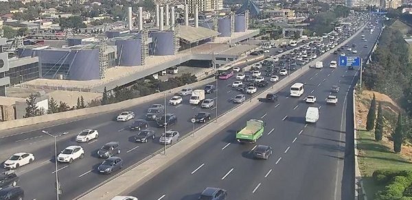 Bakının bir sıra yollarında tıxac yaranıb