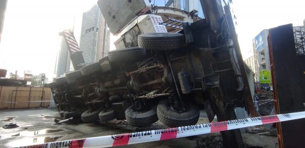 Türkiyədə 50 metrlik kran tələbə yataqxanasının üzərinə aşıb