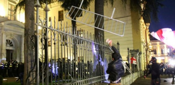 Etirazçılar Tbilisidə mədəni irs obyektlərinə ziyan vurublar
