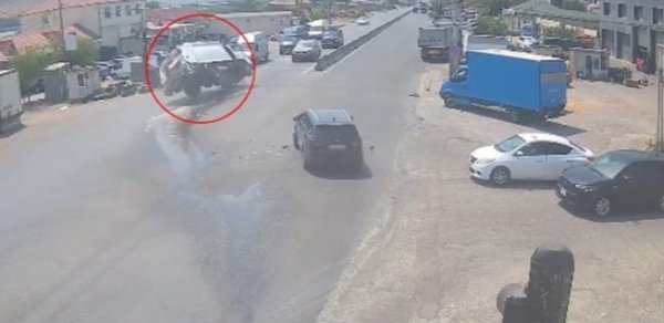 Yolu “qırmızı”da keçən zibil maşını belə aşdı - VİDEO