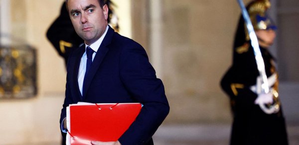 Fransa Baş naziri istefa verdi