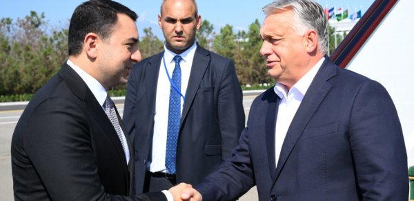 Viktor Orban Qəbələdə səfərdədir