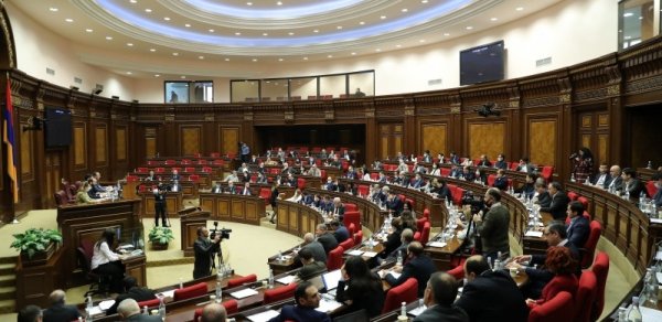 Ermənistan parlamenti Paşinyana etimadsızlıq barədə bəyanat layihəsini rədd edib