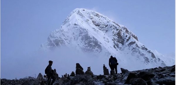 Everest dağında qar fırtınası - Bir nəfər öldü