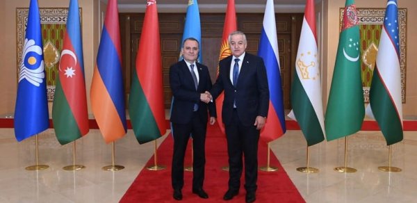 Ceyhun Bayramov tacikistanlı həmkarı ilə görüşüb