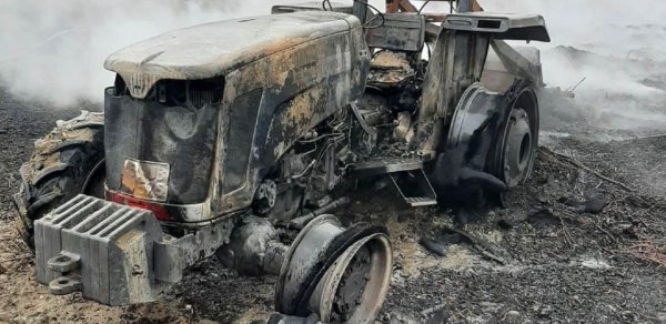 Biləsuvarda pambıqla dolu traktor yandı