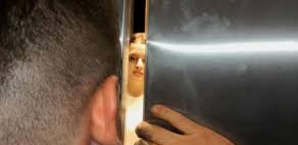 Liftdə köməksiz qalan şəxs xilas edildi