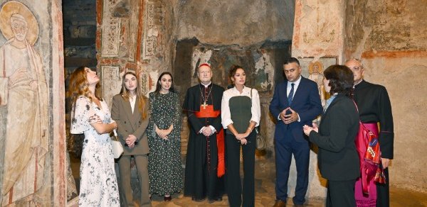 Mehriban Əliyeva, qızları və gəlini Vatikanda açılışa qatıldı - FOTOLAR