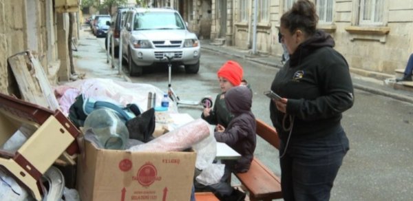 Bakıda ailə evindən çıxarıldı: Övladları küçədə dərs oxuyurlar