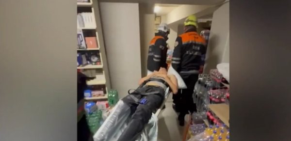 17 yaşlı oğlan mağazada yüklərin altında sıxışdı - Video