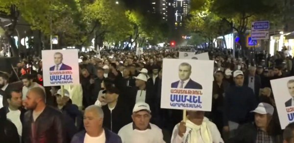İrəvanda Samvel Karapetyana görə mitinq keçirilir
