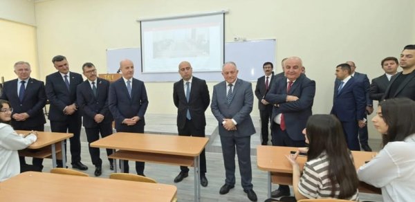 Emin Əmrullayev və Erol Özvar Türkiyə–Azərbaycan Universitetində tələbələrlə görüşüblər