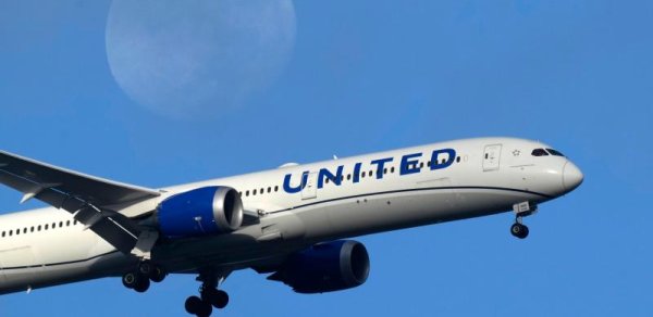 "United Airlines" təyyarəsinin şüşəsini sındıran sirli obyekt məlum oldu