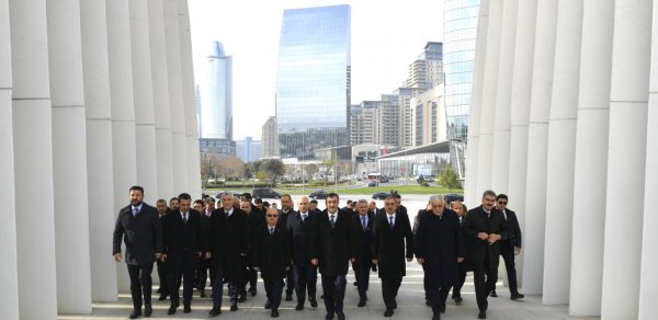 Cevdet Yılmaz Zəfər abidəsini ziyarət etdi - FOTO