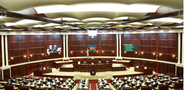 Deputatlar yenidən toplaşır - Gündəlikdə 9 məsələ var