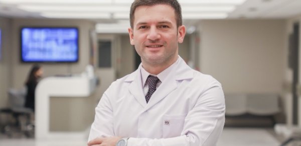 Əməkdar artistin əməliyyatdan sonra bədəni çürüyür?