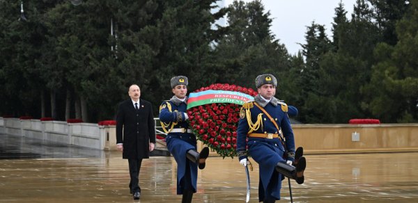 İlham Əliyev 20 Yanvar şəhidlərinin xatirəsini yad etdi - FOTOLAR
