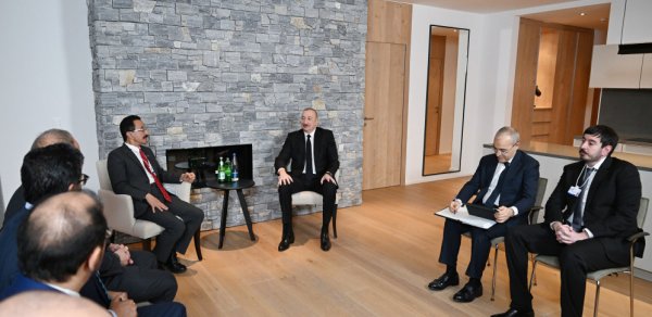 İlham Əliyev Davosda "DP World" şirkətlər qrupunun sədri və icraçı direktoru ilə görüşüb