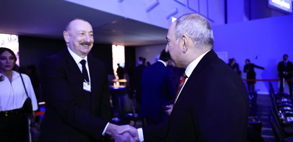 İlham Əliyev Davosda Paşinyanla ayaqüstü söhbət etdi