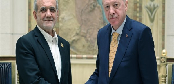 Ərdoğan Pezeşkianla bölgədəki hərbi gərginliyi müzakirə edib