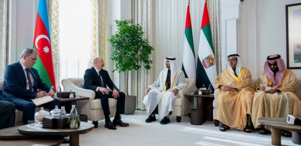 İlham Əliyevin Əbu-Dabidə Birləşmiş Ərəb Əmirliklərinin Prezidenti ilə görüşü olub - FOTOLAR