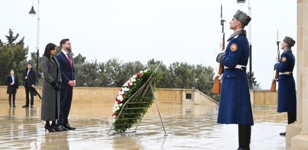 Venslə xanımı Şəhidlər xiyabanında - Fotolar