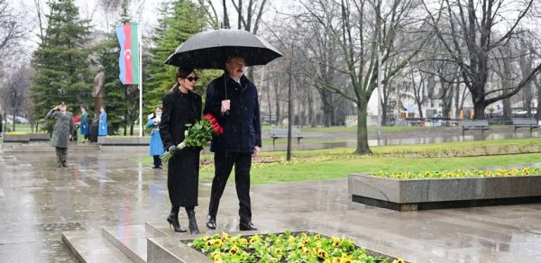 Prezident Belqradda Ümummilli Liderin abidəsini ziyarət etdi