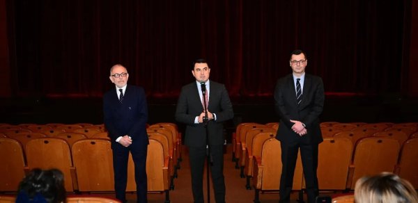 Oleq Əmirbəyov teatr heyətinə təqdim olundu