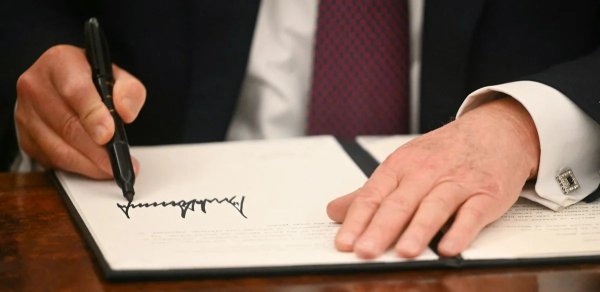 Donald Tramp Sülh Şurasının yekun qətnaməsini imzalayıb