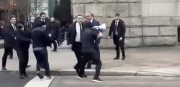 “Etirazçılar Prezident avtomobilinə yönəlik hücum aktları həyata keçirib” - ABŞ-dəki səfirlik