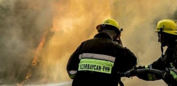 Nərimanovda binada yanğın - sakinlər təxliyə edildi 